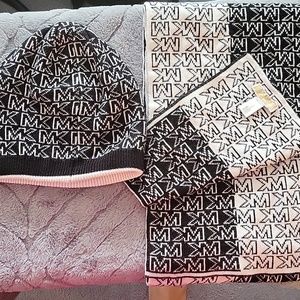New MICHAEL KORS 2 Piece Set Knit Scarf & Hat MK LOGO Black /White
